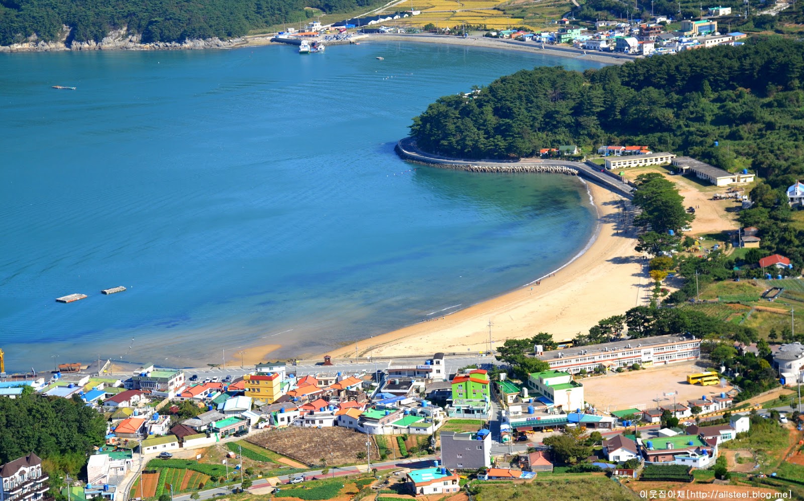 Foto di Myeongsa Beach con una superficie del acqua cristallina