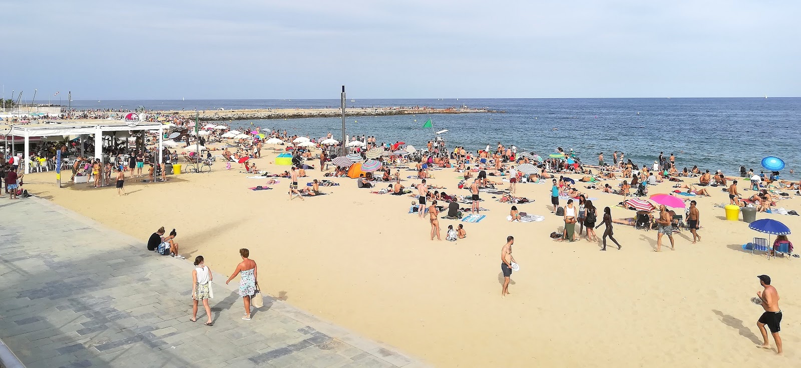 Foto de Praia de Bogatell e o assentamento