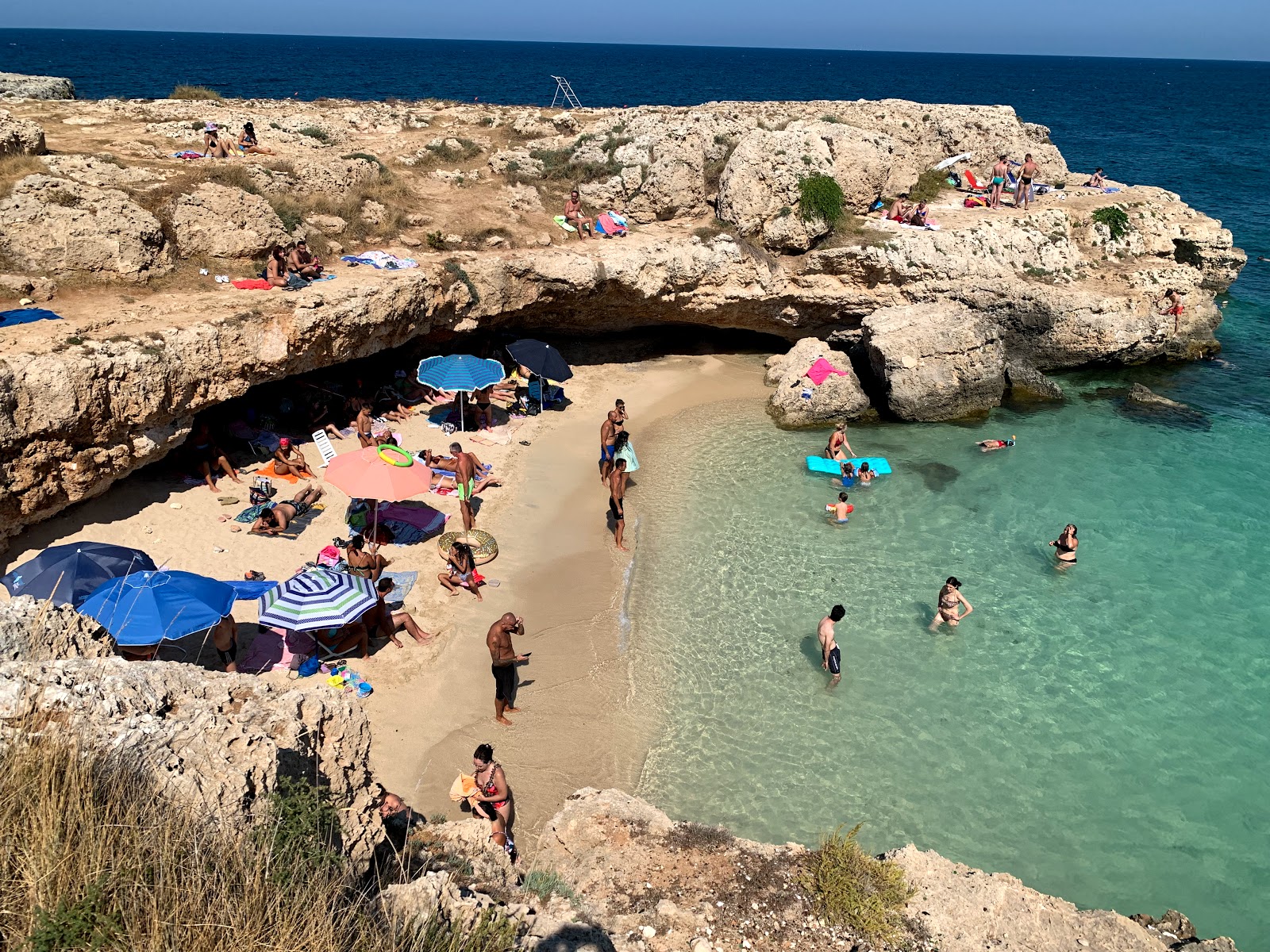 Grotta della Cala Tre Buchi'in fotoğrafı vahşi alan