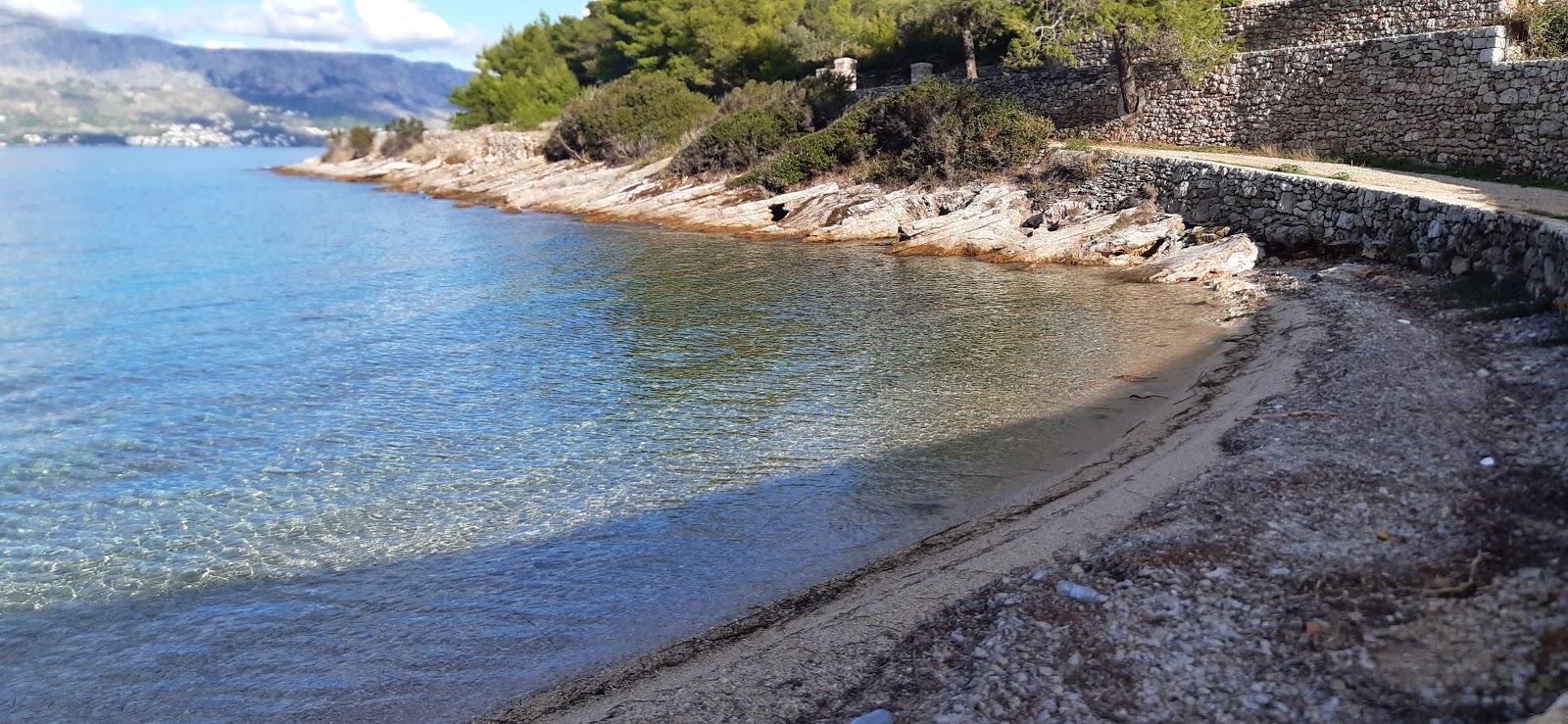 Fotografija Lovrecina beach II z turkizna čista voda površino