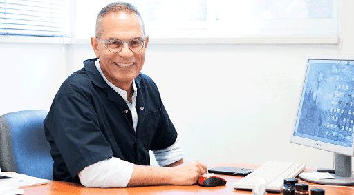 דוקטור עמוס בן יהודה - מומחה להשתלות שיניים ומחלות חניכיים