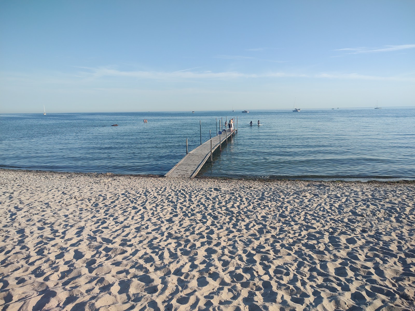 Foto de Brondby Beach - lugar popular entre os apreciadores de relaxamento