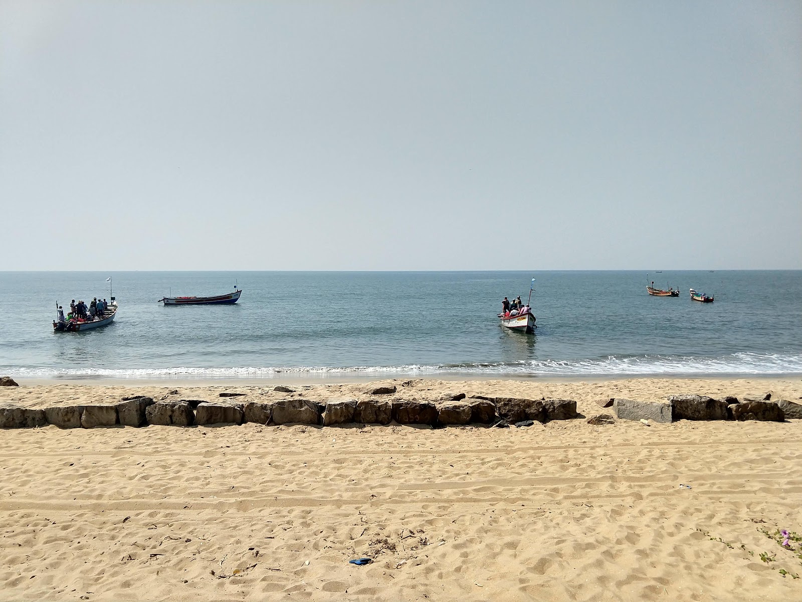 Foto van Aniyal Beach en de nederzetting