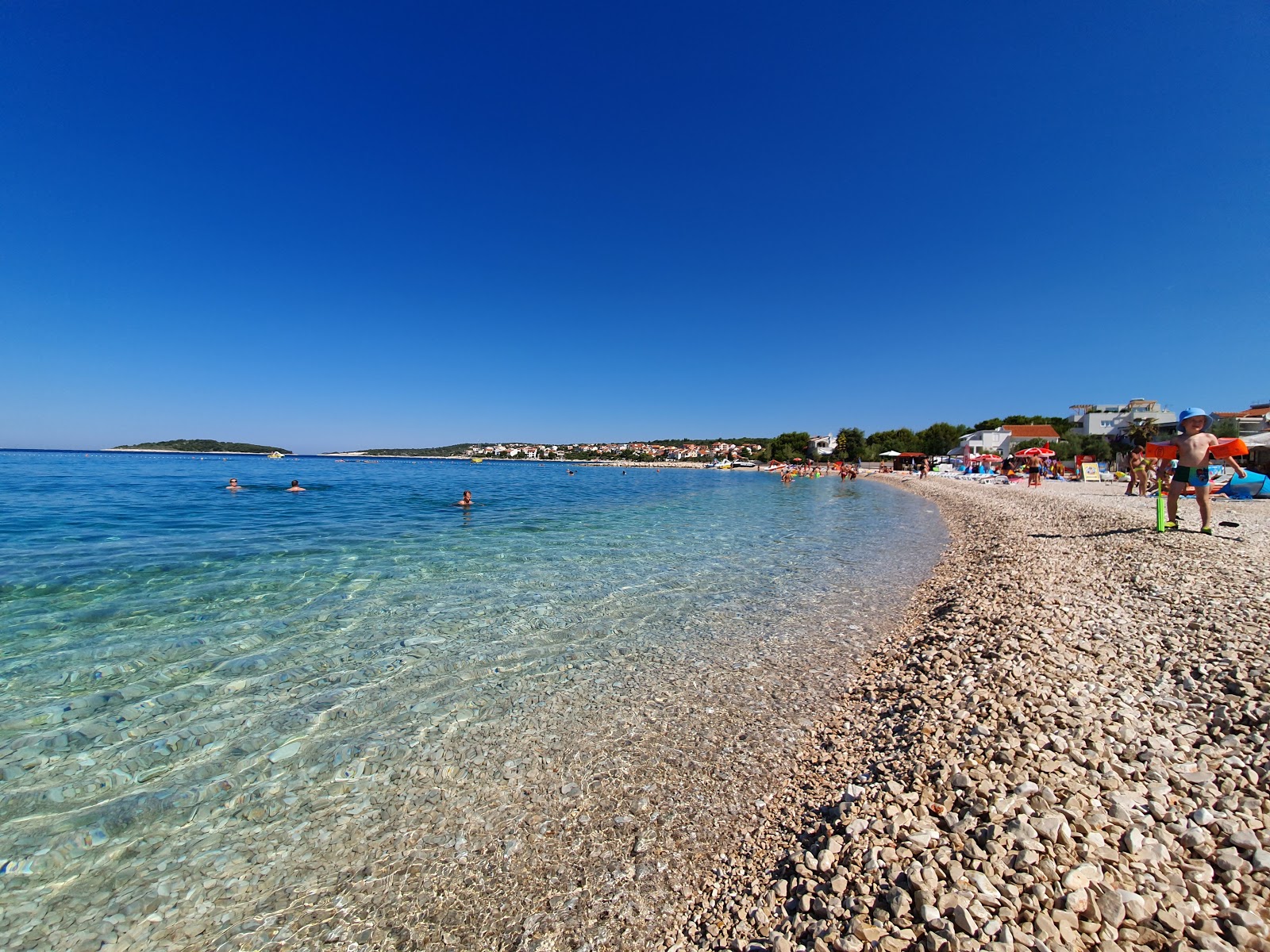Fotografie cu Sepurina beach cu o suprafață de pietricele beige