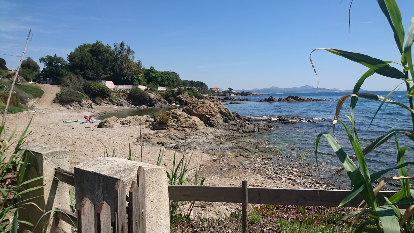 Pebrier beach'in fotoğrafı birden fazla küçük koy ile birlikte