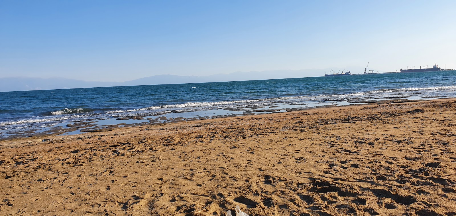 Foto von Yumurtalik beach III und die siedlung