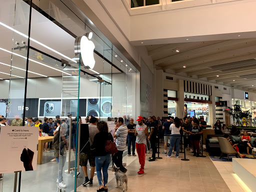 Apple Manhattan Village image