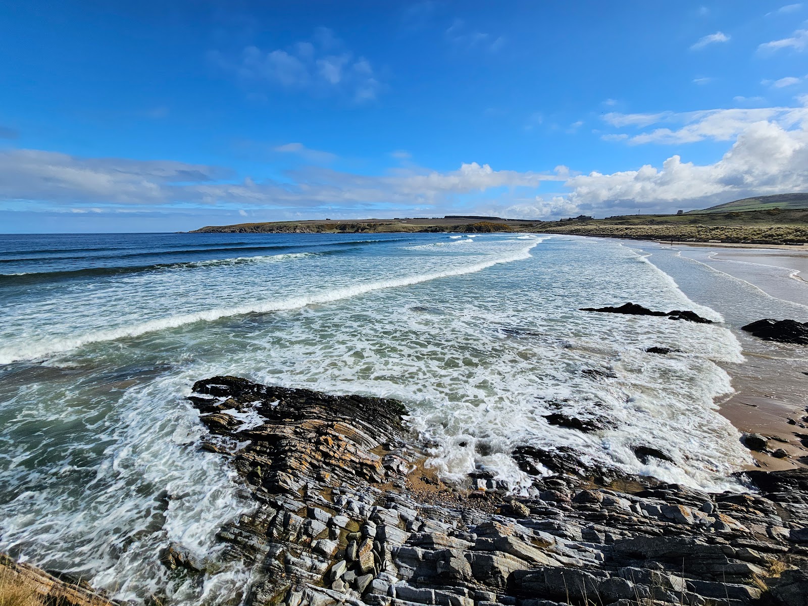 Foto de Sandend Beach rodeado por montanhas