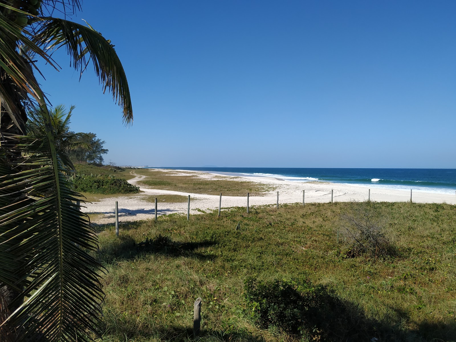 Fotografie cu Praia de Itauna - locul popular printre cunoscătorii de relaxare