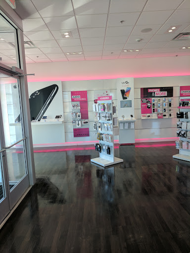 Cell Phone Store «T-Mobile», reviews and photos, 594 North Ave, Carol Stream, IL 60188, USA