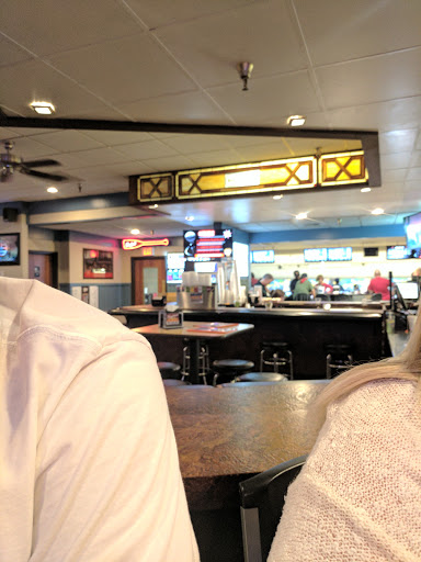 Bowling Alley «Crest Hill Lanes & Keglers Sportsbar and Grill», reviews and photos, 905 Theodore St, Crest Hill, IL 60403, USA