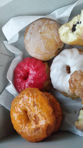 Donut Shop «Donut Hut», reviews and photos, 2025 W Magnolia Blvd, Burbank, CA 91506, USA