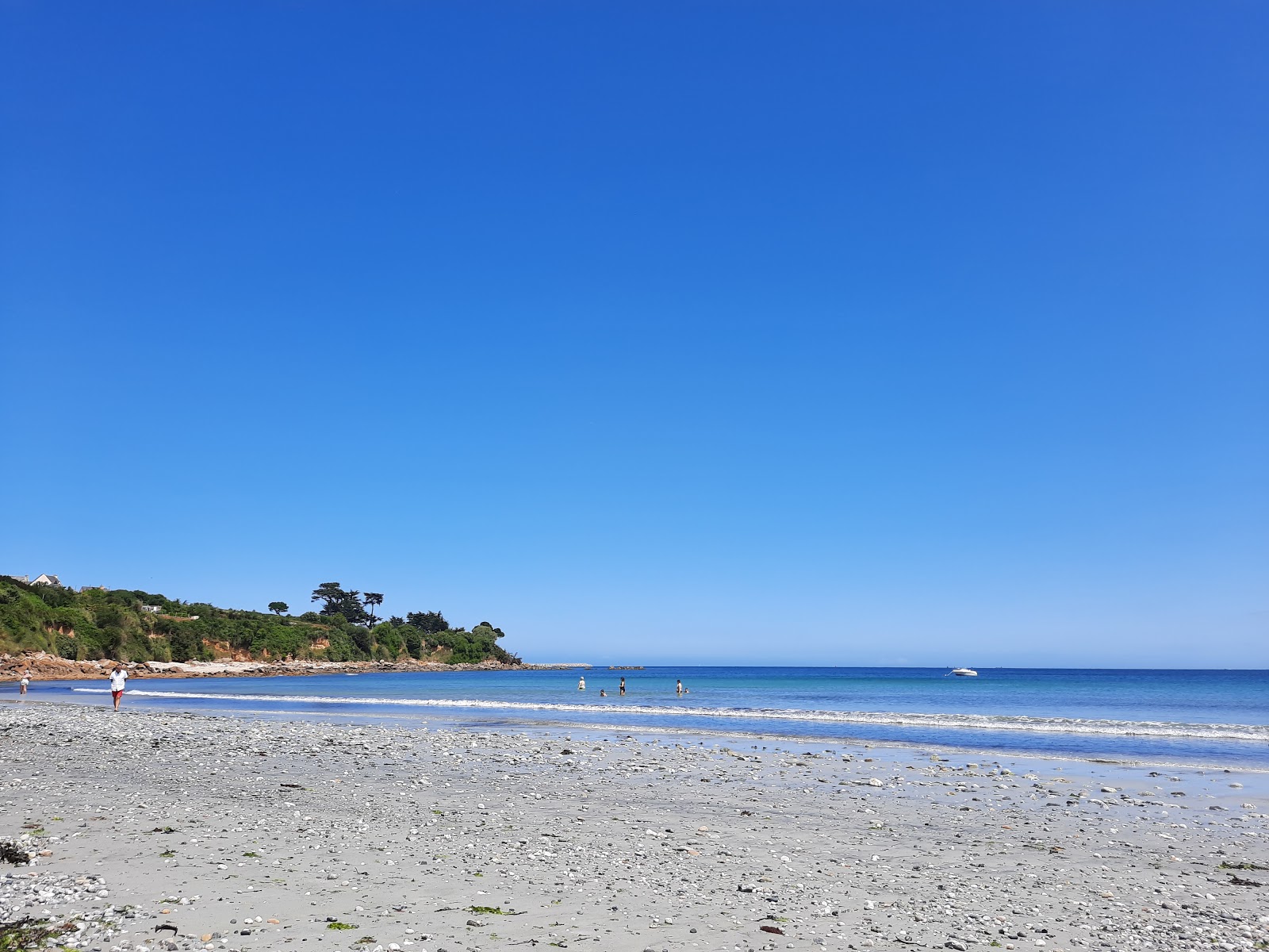 Foto von Plage Sainte-Anne mit beiger sand & kies Oberfläche