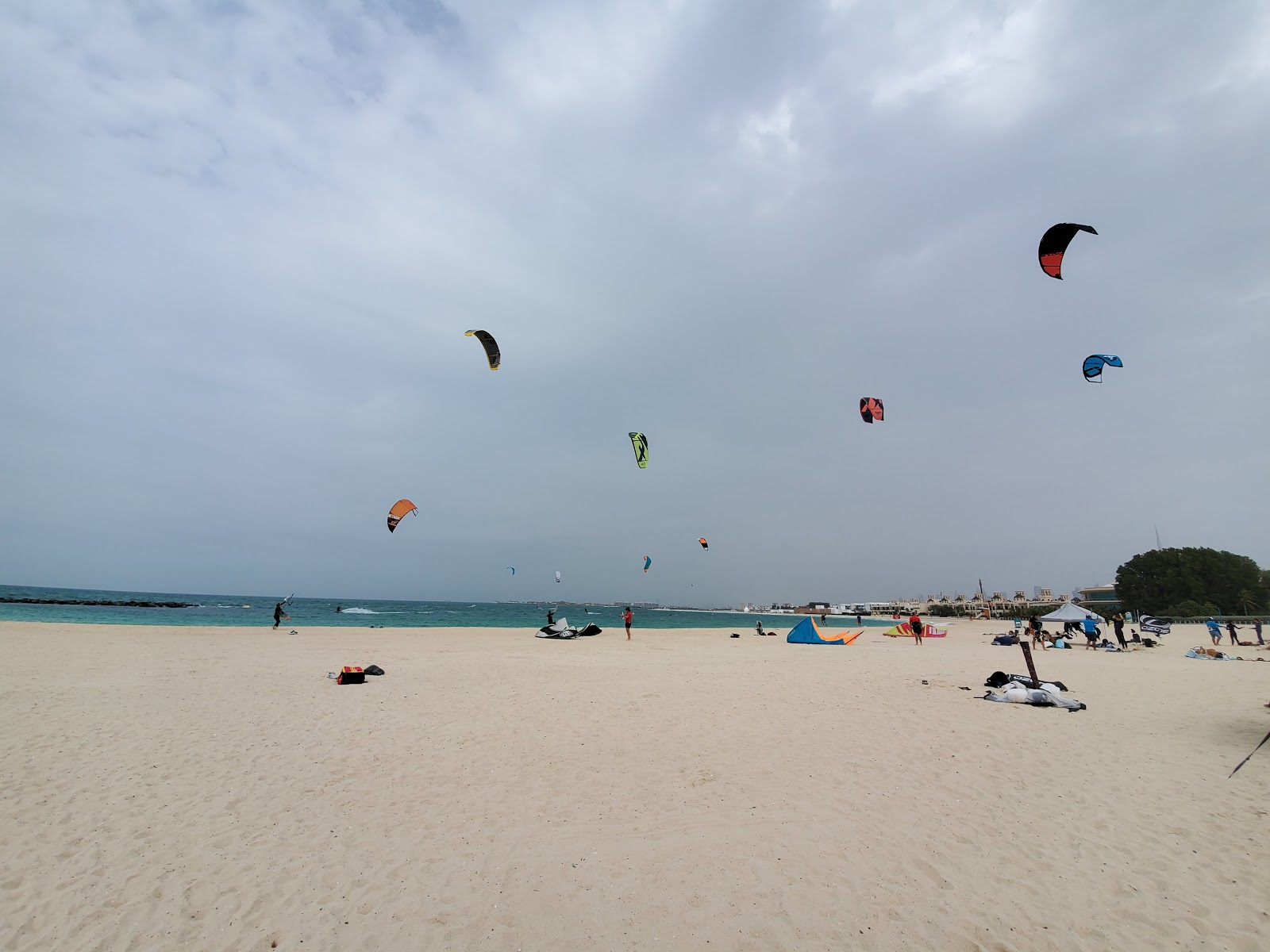Zdjęcie Jumeirah Kite beach z długie wnęki