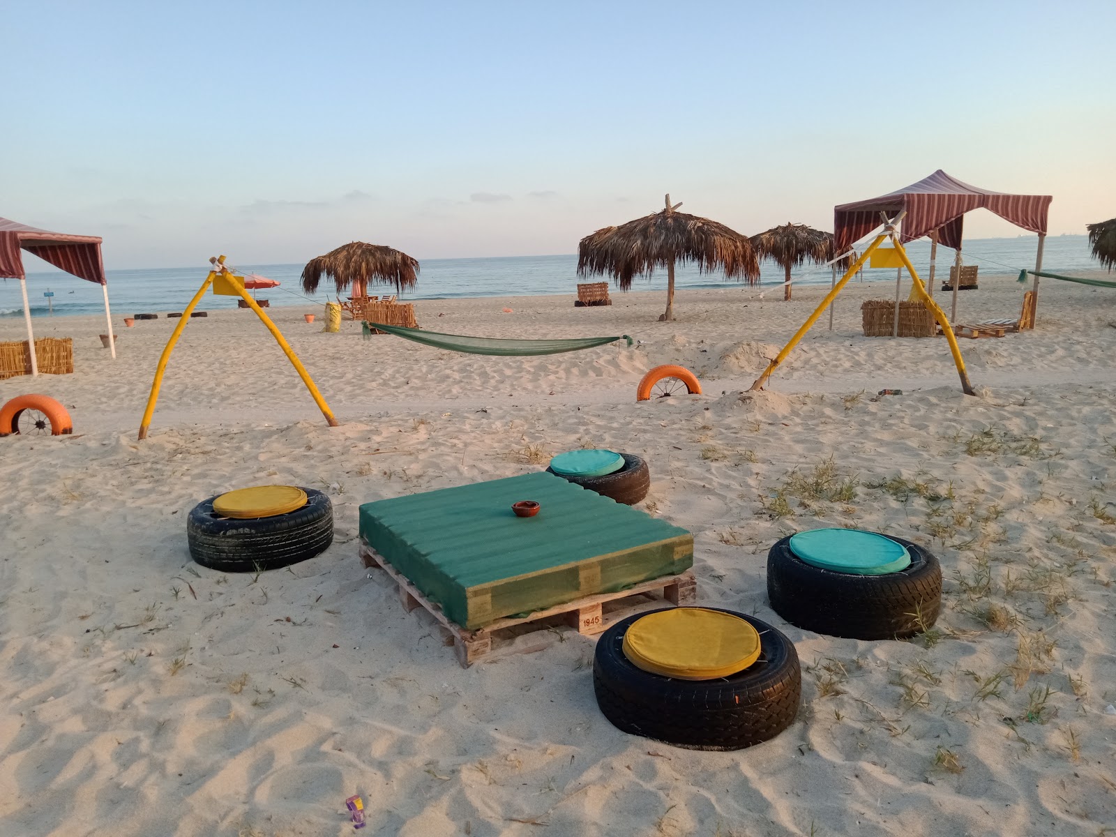 Foto de El Nakheel Beach con recta y larga