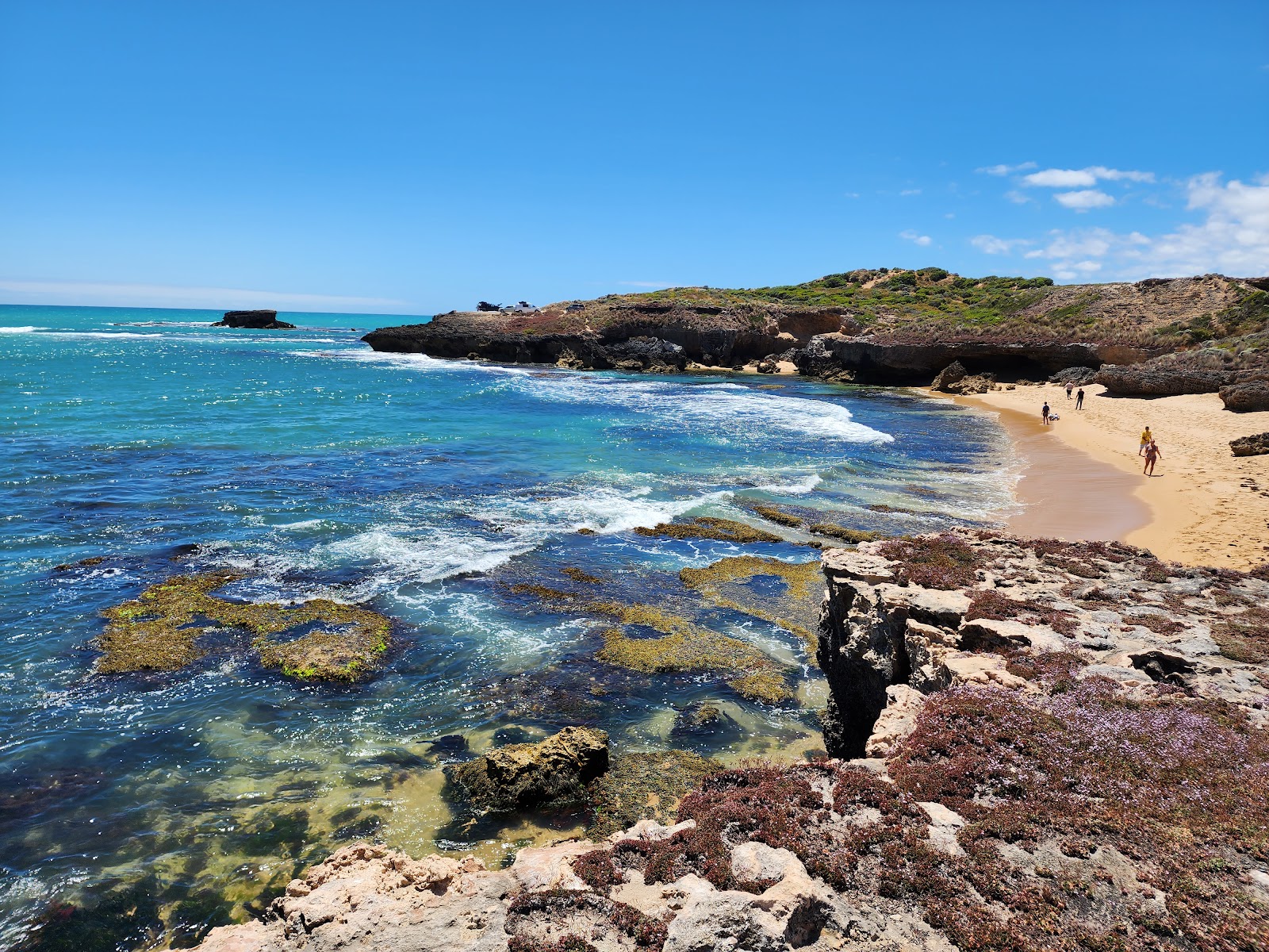 Glass Beach'in fotoğrafı düz bir kıyı şeridi ile birlikte