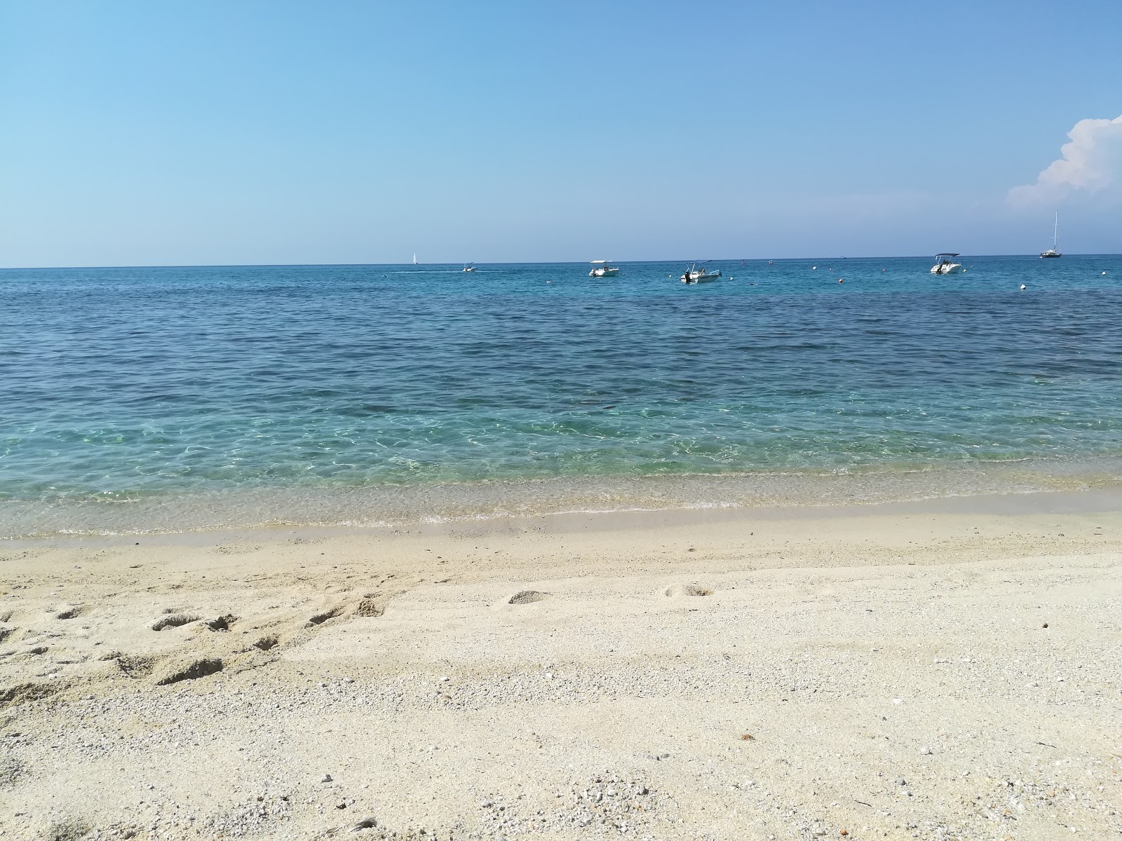 Spiaggia della Contura'in fotoğrafı uçurumlarla desteklenmiş
