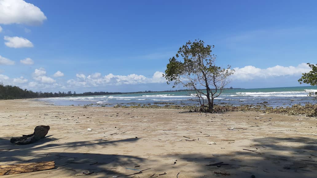 Fotografie cu Tagupi Laut Beach cu o suprafață de nisip strălucitor