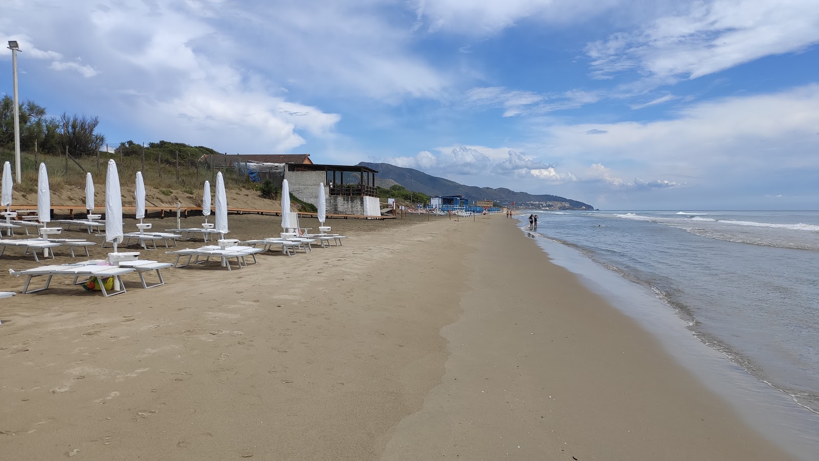 Spiaggia di Capratica'in fotoğrafı - rahatlamayı sevenler arasında popüler bir yer