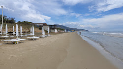 Spiaggia di Capratica'in fotoğrafı - rahatlamayı sevenler arasında popüler bir yer