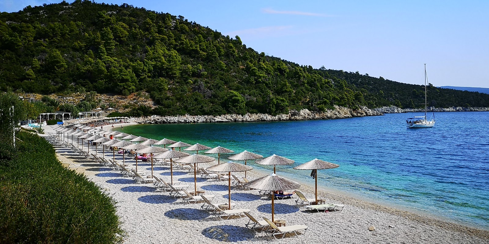 Foto di Spiaggia di Leftos Gialos con una superficie del ciottolo leggero