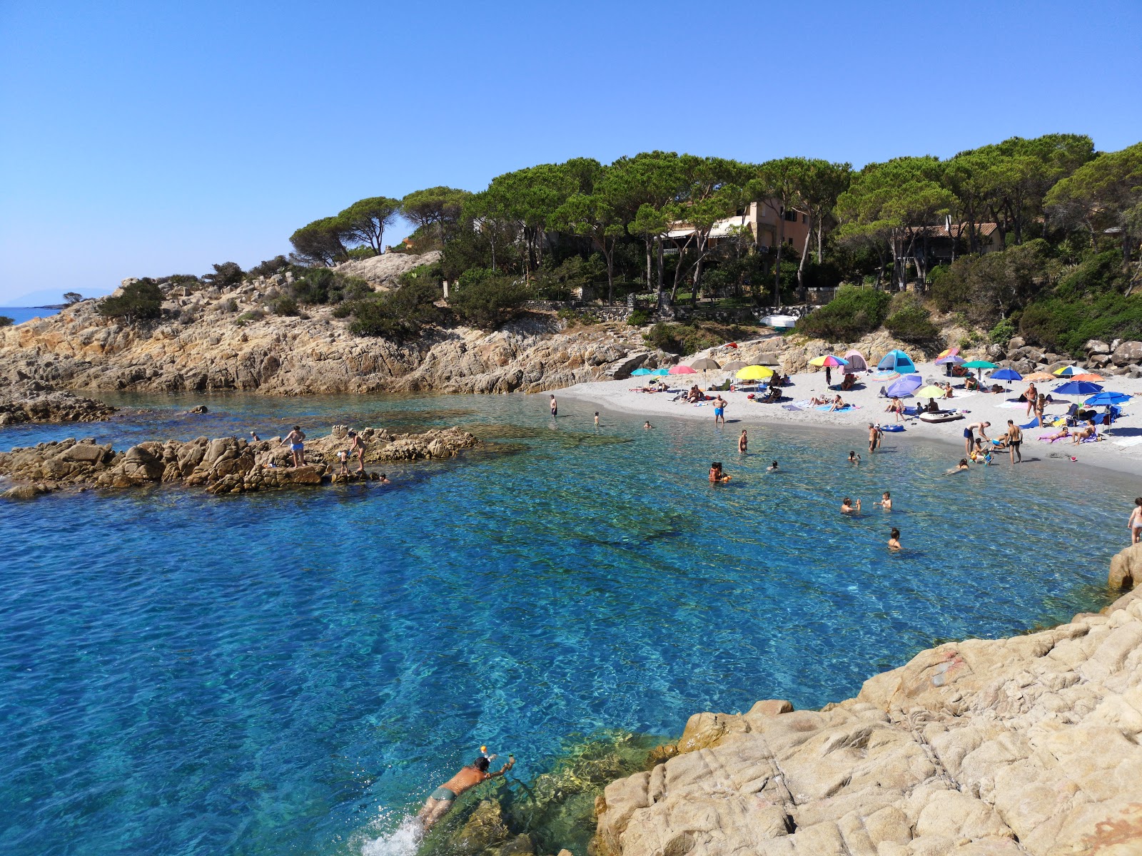 Valokuva Spiaggia Di Cala Liberottoista. pinnalla kirkas hieno hiekka:n kanssa