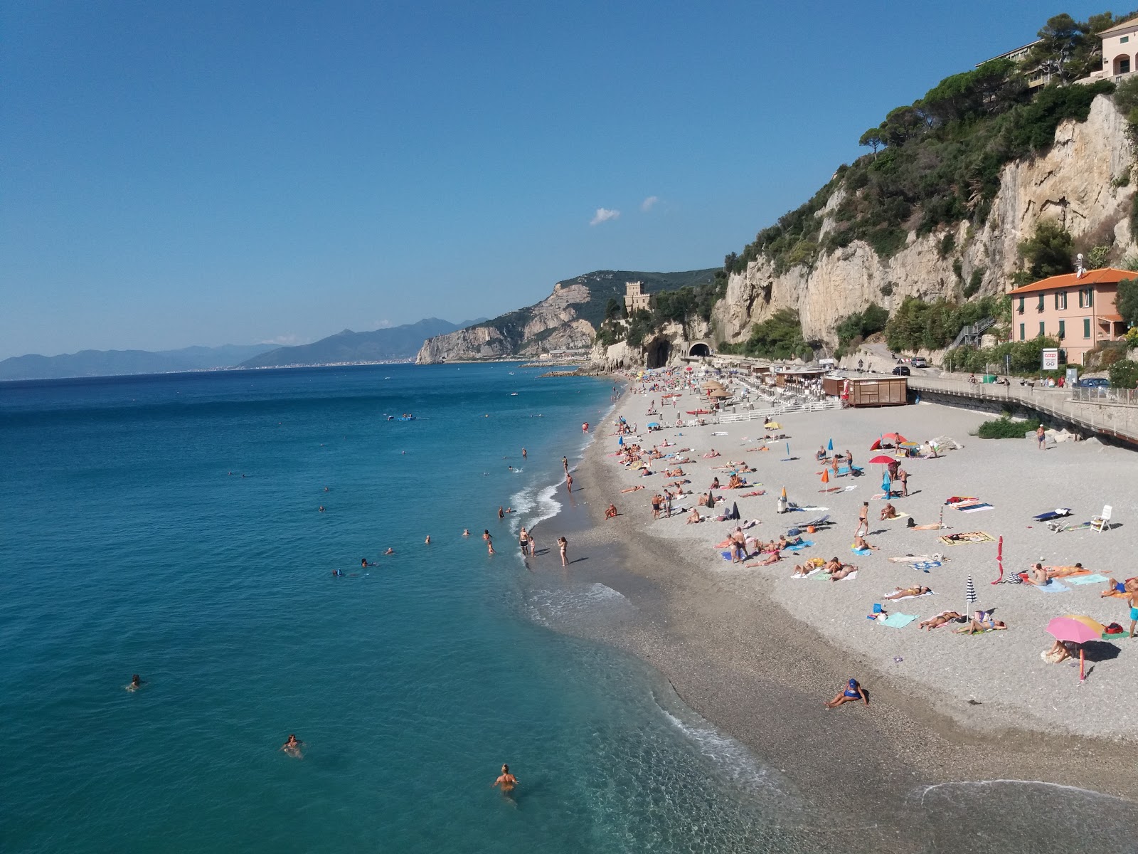 Foto van Spiaggia libera del Castelletto met grijze fijne kiezelsteen oppervlakte
