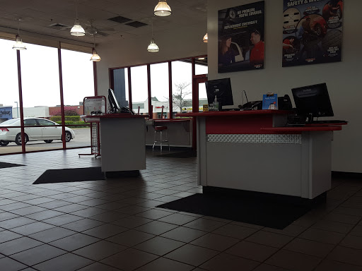 Tire Shop «Discount Tire Store - Naperville, IL», reviews and photos, 535 Fort Hill Dr, Naperville, IL 60540, USA