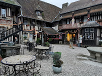 Atmosphère du Restaurant français Restaurant Le Guillaume Le Conquérant à Dives-sur-Mer - n°2