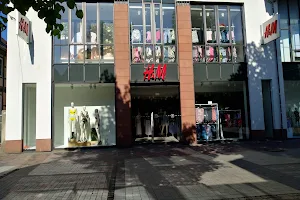 H&M image