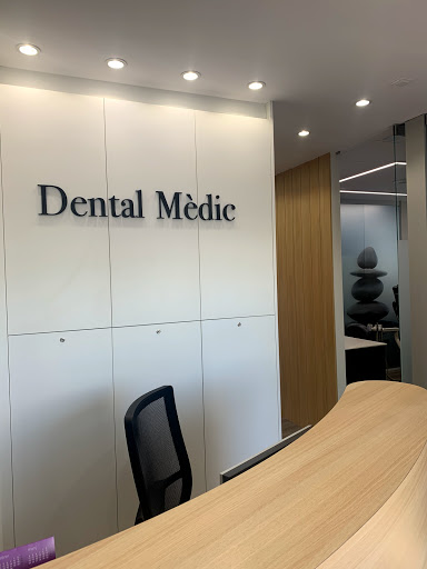 Clínica Dental Mèdic / Implantes Dentales,  Ortodoncia Invisible,  Estética,  Urgencias en Sant Joan Despí, Barcelona