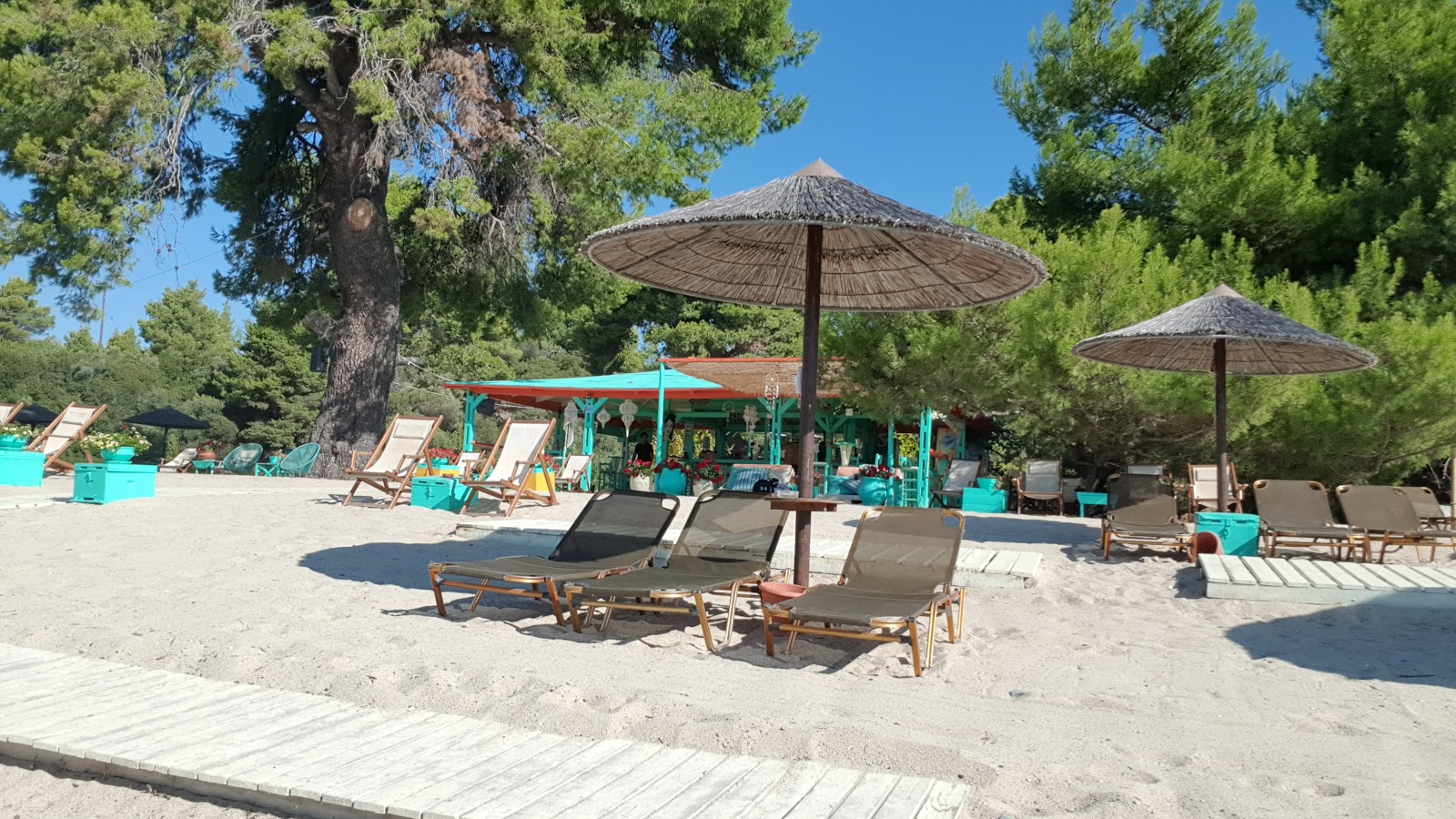 Foto de Azapiko beach respaldado por acantilados