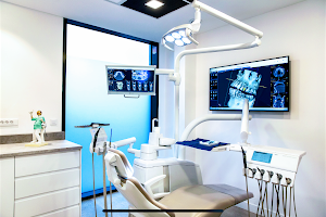 Dr Nizard Mikael - Implant dentaire - Invisalign - Dentiste Rungis image