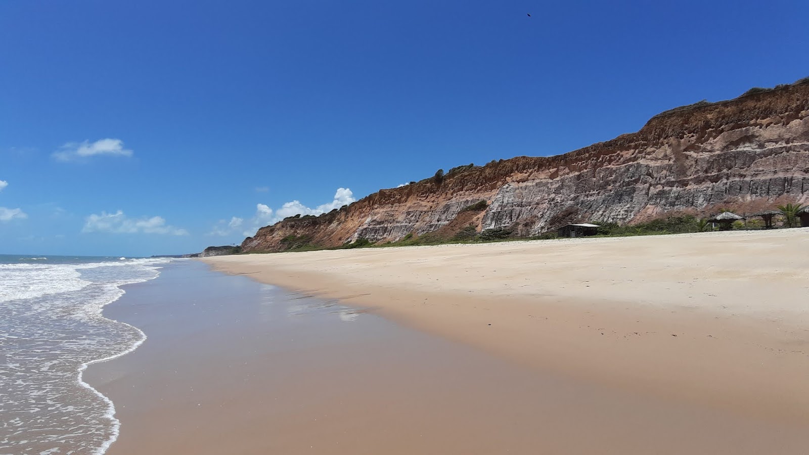 Foto von Strand Barra De Gramame Norte umgeben von Bergen