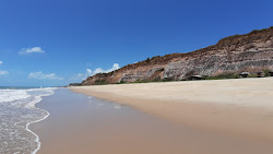 Photo de Plage de Barra De Gramame Norte entouré de montagnes