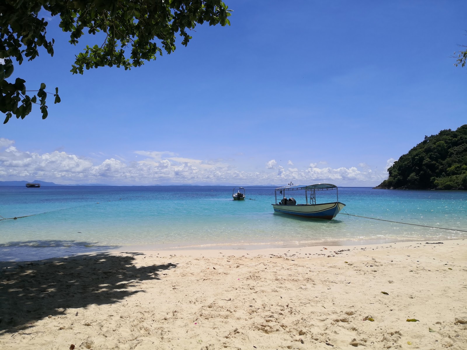 Pulau Tenggol的照片 带有碧绿色纯水表面