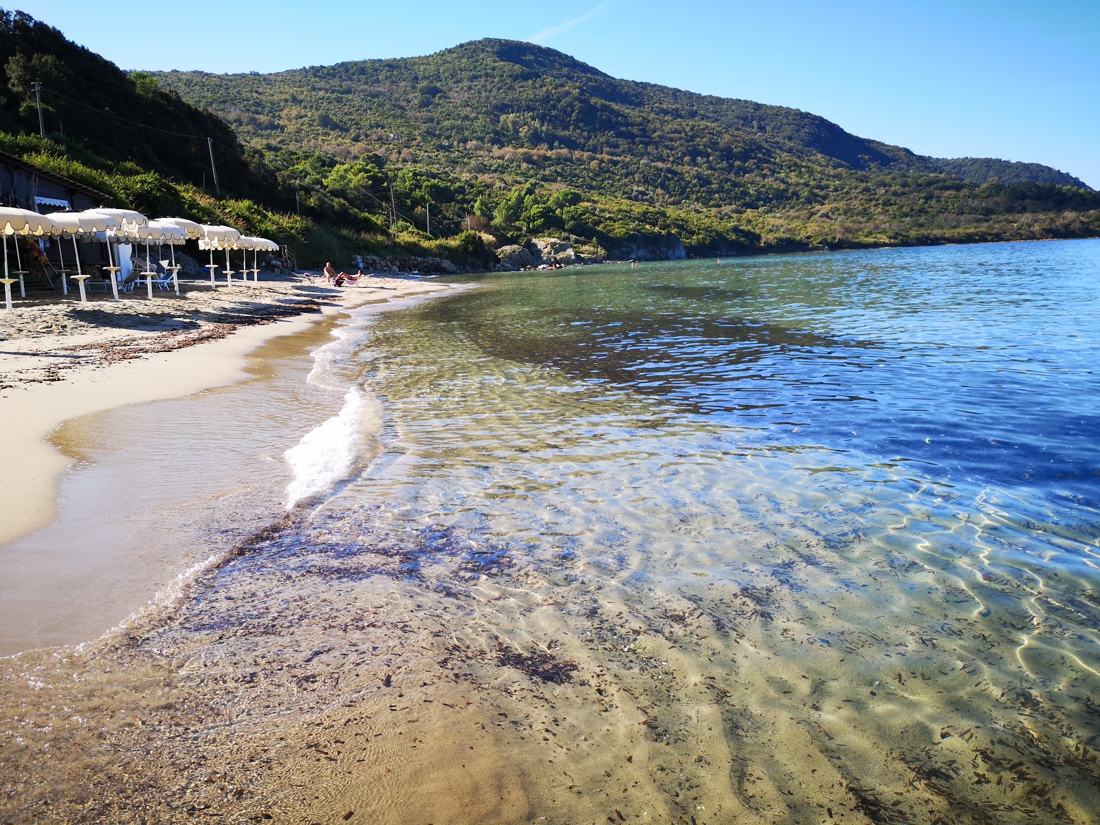 Spiaggia di Trentova'in fotoğrafı dağlarla çevrili