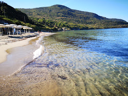 Spiaggia di Trentova'in fotoğrafı dağlarla çevrili