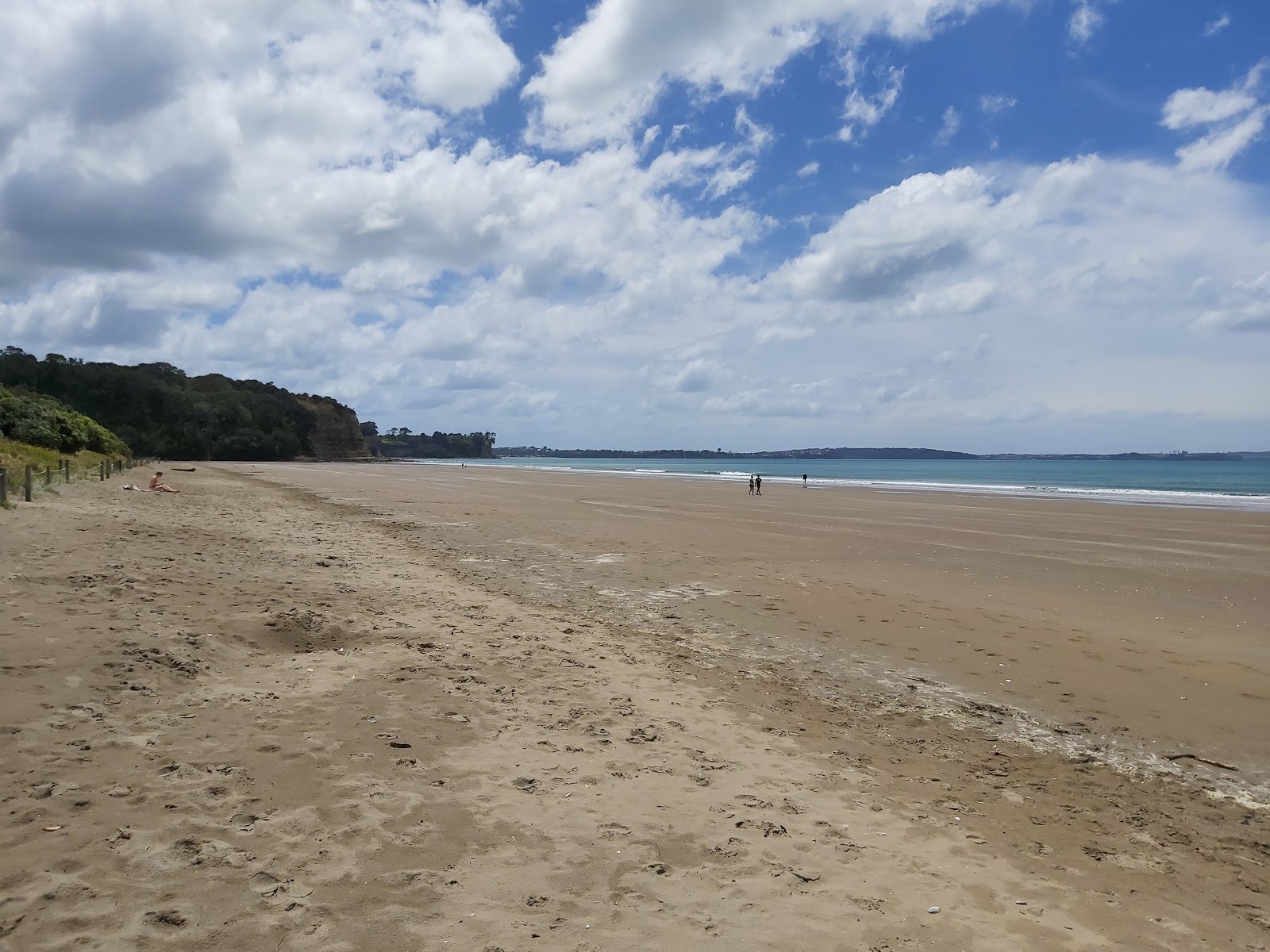 Foto de Long Bay Beach com linha costeira longa e reta