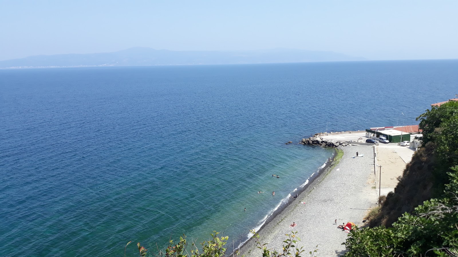 Trilye Sahil beach'in fotoğrafı turkuaz saf su yüzey ile