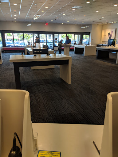 Cell Phone Store «Verizon», reviews and photos, 258 N El Camino Real a, Encinitas, CA 92024, USA