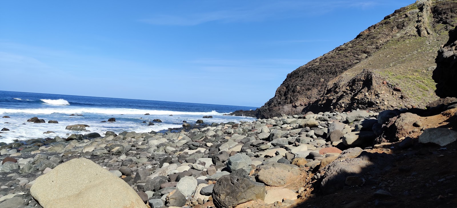 Foto av Playa Tamadiste omgiven av berg