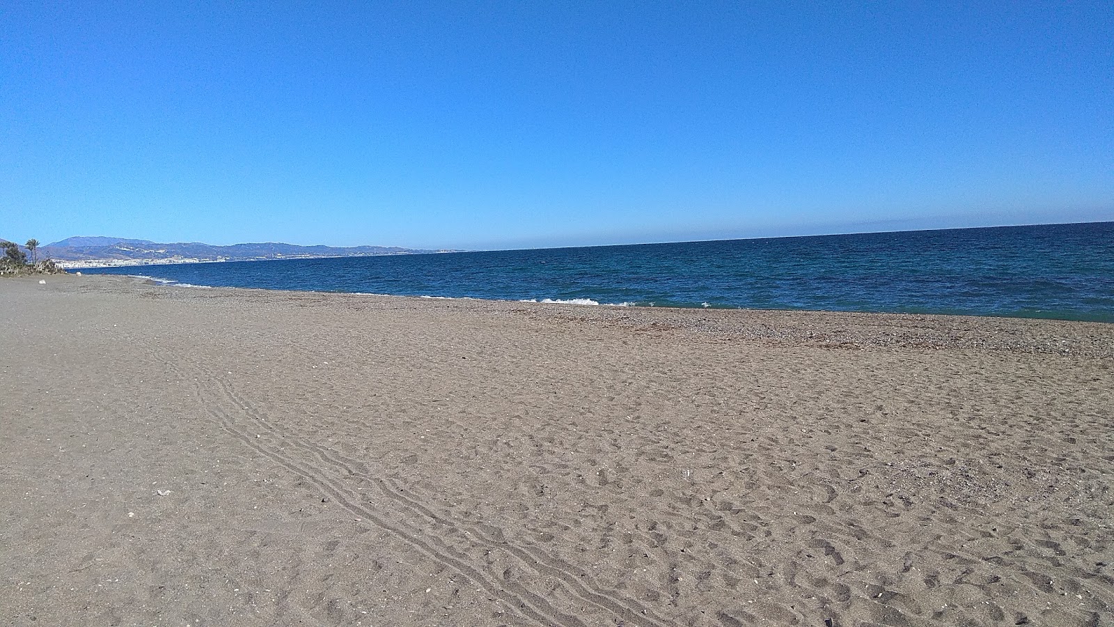 Φωτογραφία του Playa de Guadalmina με μακρά ευθεία ακτή