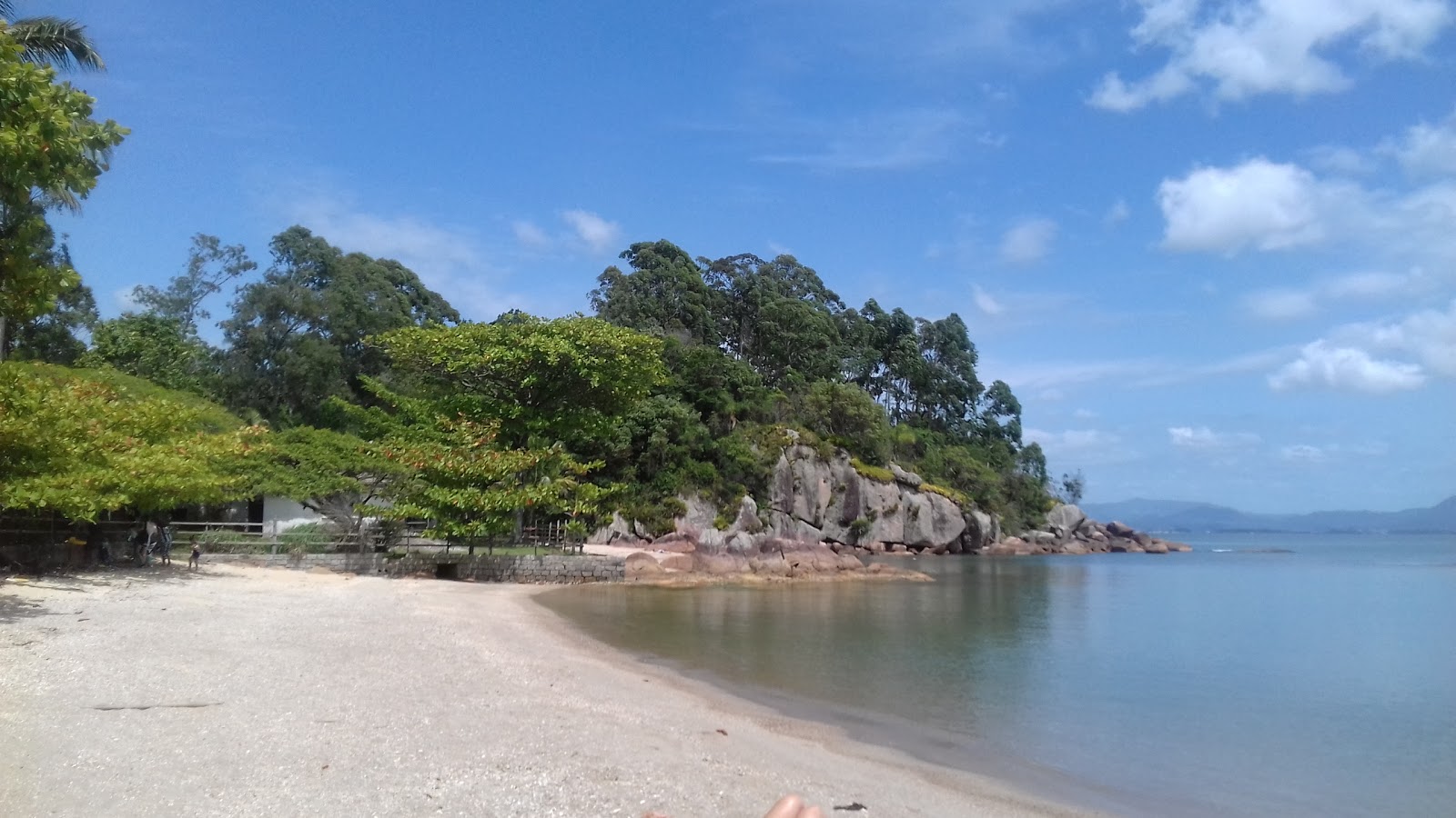 Foto de Praia Mirante Calheiros rodeado por montanhas