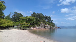 Foto de Praia Mirante Calheiros rodeado por montanhas
