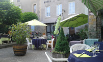 Atmosphère du Restaurant Le Lion d Or à St Geniez d'Olt et d'Aubrac - n°13