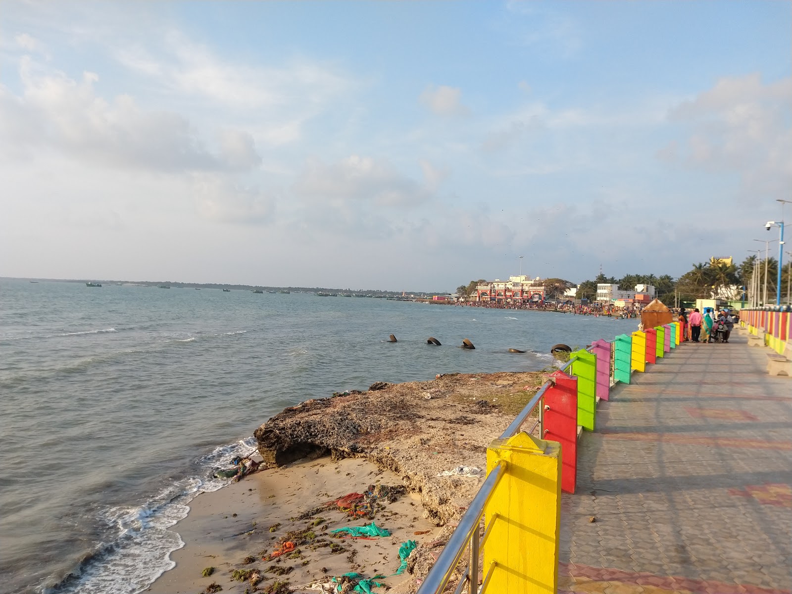 Zdjęcie Rameshwaram Sea Shore Beach z powierzchnią turkusowa czysta woda