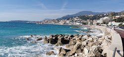 Foto von Plage de Garavan und die siedlung