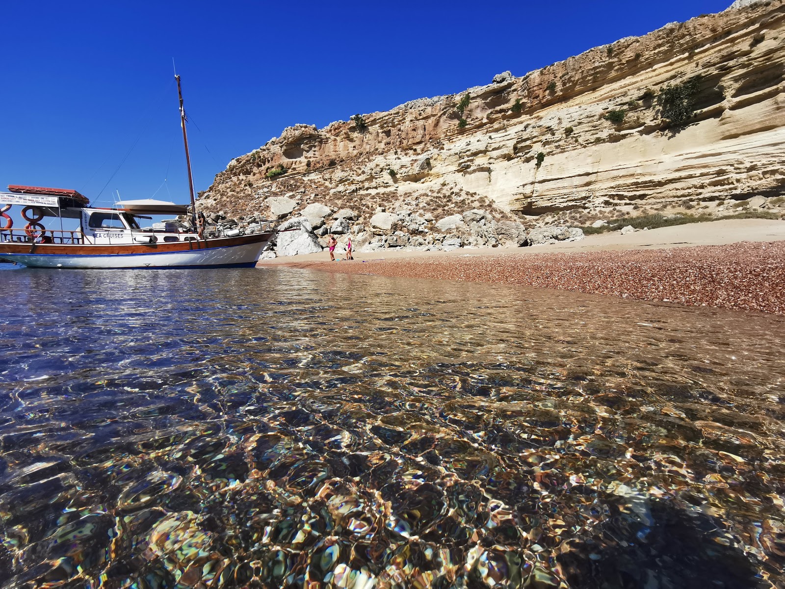 Φωτογραφία του Red Sand Beach και το όμορφο τοπίο του