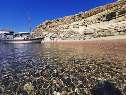 Φωτογραφία του Red Sand Beach και το όμορφο τοπίο του